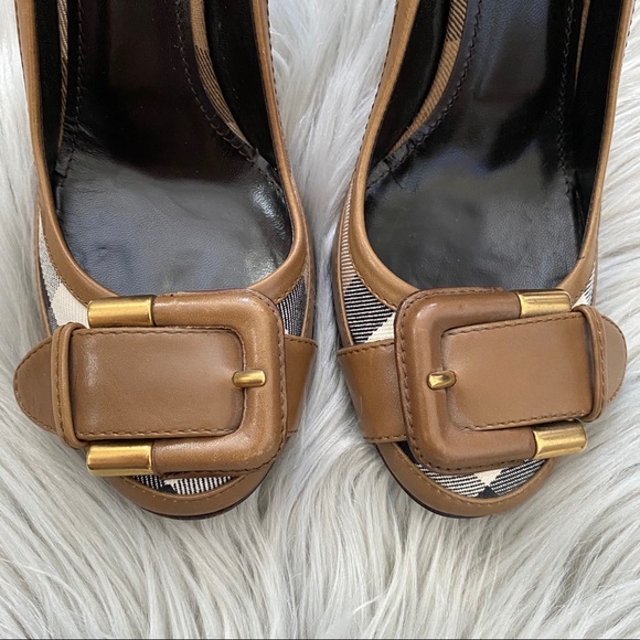 BURBERRY Nova Check Buckle Pump 7.5 - Picture 3 of 10